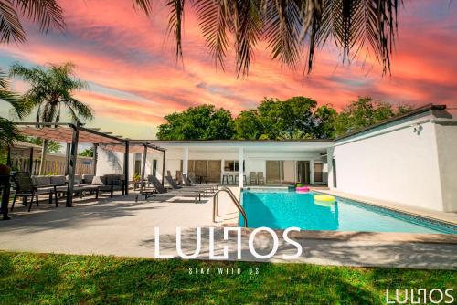 Stylish Retreat Heated Pool Basketball Game Room L41