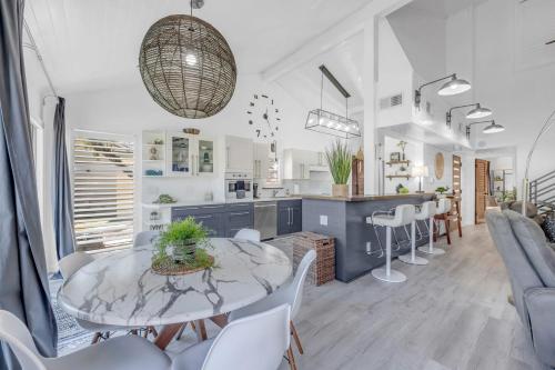 Chic Townhouse on Lake LBJ with Wet Boat Slip - image 10