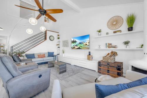 Chic Townhouse on Lake LBJ with Wet Boat Slip - image 12