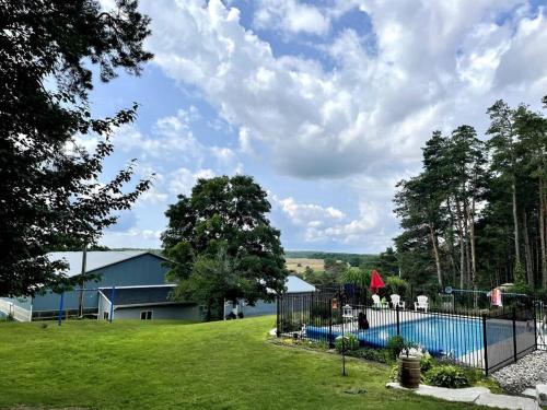 Redwood Haven East: Your Dream Getaway in Uxbridge