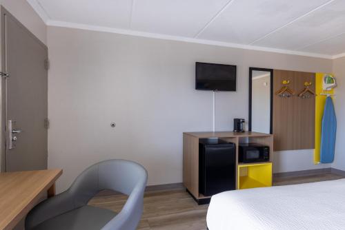 Days Inn & Suites by Wyndham Fort Bragg/Cross Creek Mall - image 9