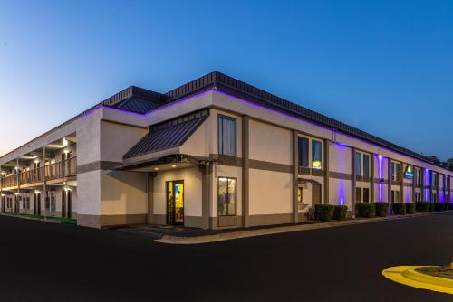 เดย์ อินน์ แอนด์ สวีท บาย วินด์แฮม ฟาอิตวิลล์ นอร์ทเวสต์ ฟอร์ตแบรก (Days Inn & Suites by Wyndham Fayetteville NW Ft Bragg) in ฟาเยตต์วิลล์ (NC)