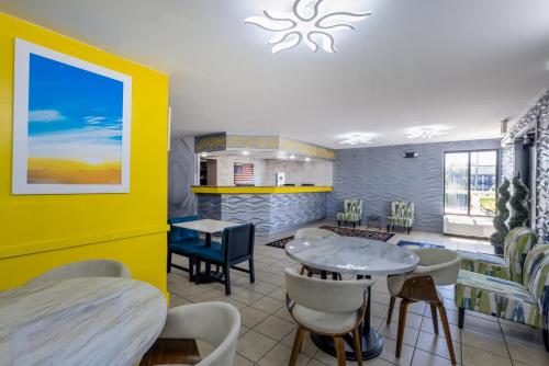 เดย์ อินน์ แอนด์ สวีท บาย วินด์แฮม ฟาอิตวิลล์ นอร์ทเวสต์ ฟอร์ตแบรก (Days Inn & Suites by Wyndham Fayetteville NW Ft Bragg) in ฟาเยตต์วิลล์ (NC)