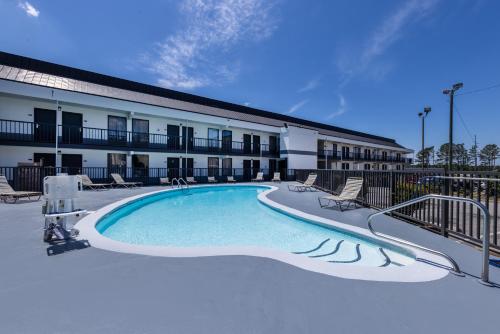 Days Inn & Suites by Wyndham Fort Bragg/Cross Creek Mall - image 10