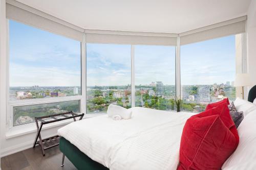 Luxury Apartment in Yorkville Downtown Toronto with City View