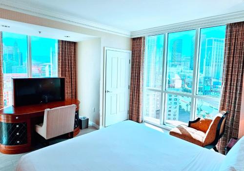 Strip & Sphere view - Separate Living room - 2 Full Bath - Full Kitchen - Balcony - 900 sqft - MGM Signature, Las Vegas (foto 6)