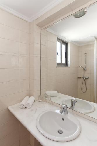 Twin Room with Side Sea View image 5
