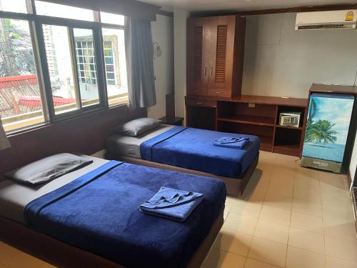 room detail thumbnail 1