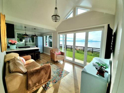 المنطقة المحيطة, Red Rock Cottage, beachfront luxury in وايوكو