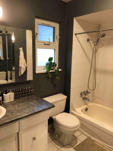 private room with queen bed in richmond 202 in Richmond, Canada
