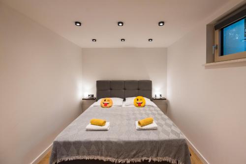 1 king bed, 1 sofa bed