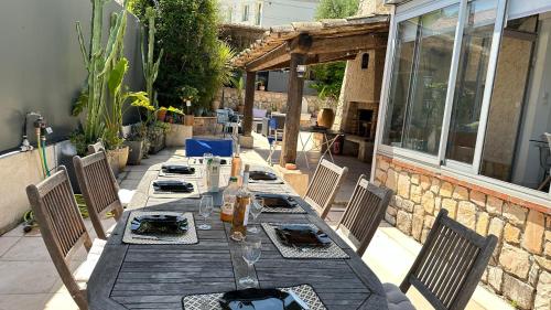 Riviera Villa close to center city, AC, pool in La Pagane