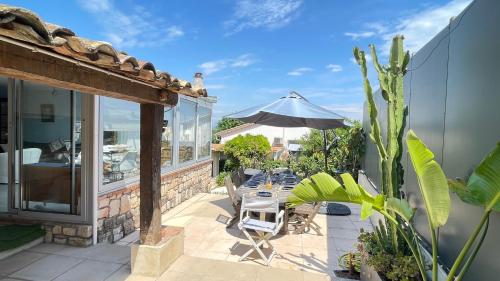 Riviera Villa close to center city, AC, pool in La Pagane