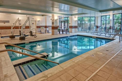 Svømmebasseng, Courtyard by Marriott Newport News Airport in Newport News (VA)