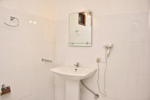 Standard Double Room image 7