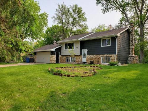 Book Entire House, 3 Bedrooms in White Bear Lake