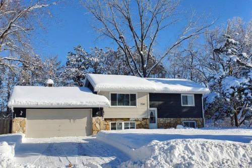 Book Entire House, 3 Bedrooms in White Bear Lake