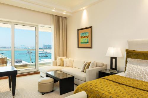Camera Premier con 1 Letto King-Size, Accesso Executive Lounge, Afternoon Tea e Happy Hour, Accesso Gratuito Spiaggia e Piscina del Resort, e Trasferimento dall'Aeroporto di Dubai