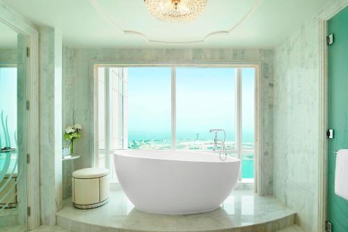 Grand Deluxe Suite, 1 Bedroom Suite, 1 King, Sea view