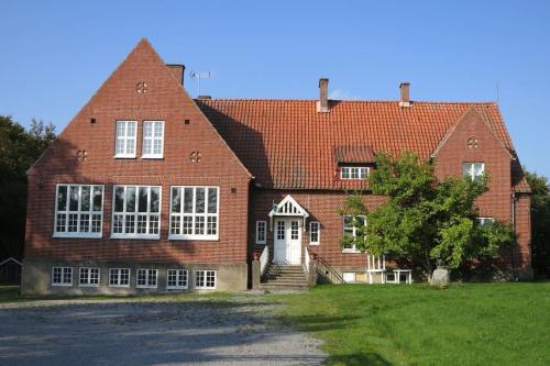 Lärarinnabostad i vacker byskola - Apartment - Västra Vemmenhög