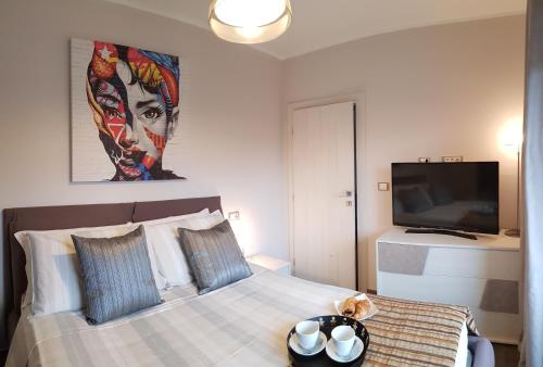 1 queen bed, 1 sofa bed
