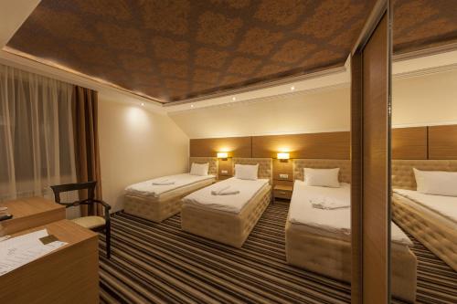 2 twin beds