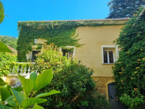 Levasion romantique loft jacuzzi et jardin privatif à 20 minutes de Paris et 10 minutes Stade de France Wifi Netflix