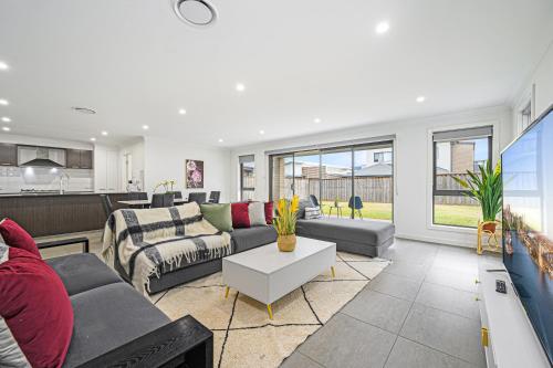 B&B Narellan - Spacious Modern 4Bedroom Retreat near Gregory Hill - Bed and Breakfast Narellan