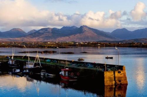 Roundstone Home with a Harbour and Mountain View