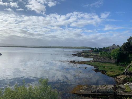 Roundstone Home with a Harbour and Mountain View