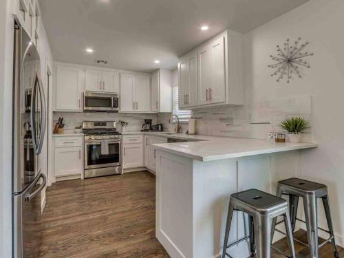 Luxury Modern 3BR - Private Primary Suite! in Oklahoma City, USA