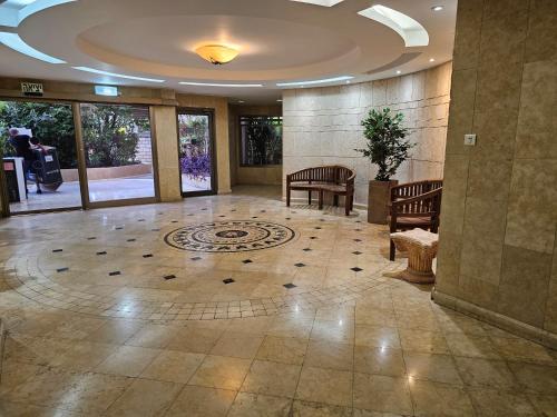 Exterior view, Lovely and Bright Apart, 2 Bed, 2 Bath, sleeps 5, Swimming pool - Jacuzzi & Gym in Raanana