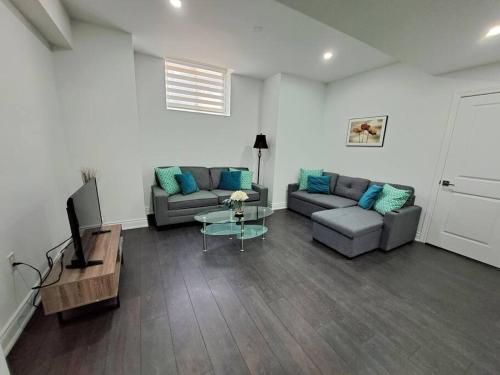 Marvin Retreat - 2 Bdrm Basement with parking