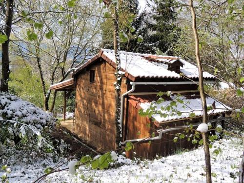 Cabane dans les bois avec vue sur les Pyrénées