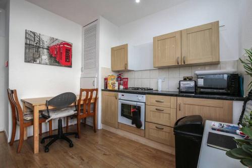 Large Modern Apartment with Garden Sleeps 10 Guests, London (photo 5)