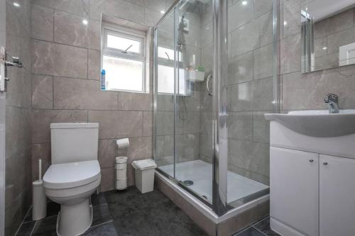 Large Modern Apartment with Garden Sleeps 10 Guests, London (photo 8)