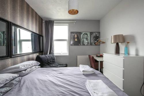 Large Modern Apartment with Garden Sleeps 10 Guests, London (photo 9)