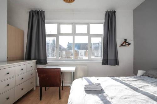 Large Modern Apartment with Garden Sleeps 10 Guests, London (photo 10)