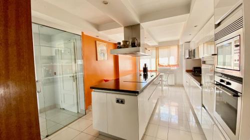 Kitchen, H1-Habitacion sublime cama doble luminosa A/C WIFI in Mostoles