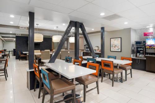 Best Western Plus Commerce Hotel - main image