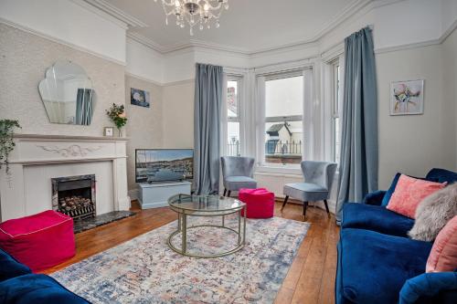 Kitson House - Sea Views, 1 min Walk to Harbour
