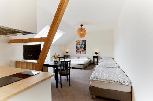 1 queen bed, 2 twin beds