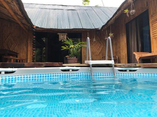 Swimming pool, Maison en bambou, eco lodge in Santa Cruz