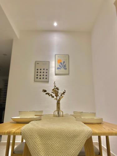 HeyMuji Projector-Netflix-Darts-Near Lotus HeyMuji Projector-Netflix-Darts-Near Lotus