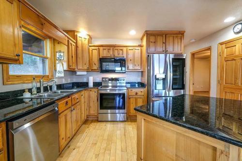 Mistletoe Cabin- Private cabin w views, Hottub, pet friendly in Murphy, USA
