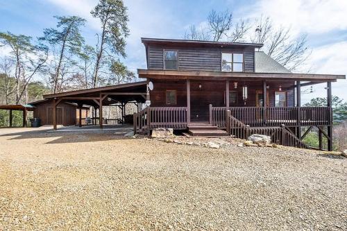 Mistletoe Cabin- Private cabin w views, Hottub, pet friendly in Murphy, USA