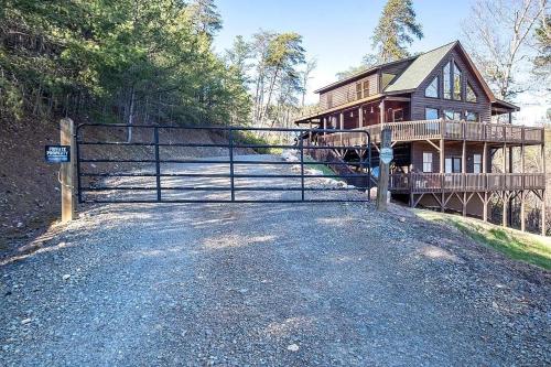 Mistletoe Cabin- Private cabin w views, Hottub, pet friendly in Murphy, USA