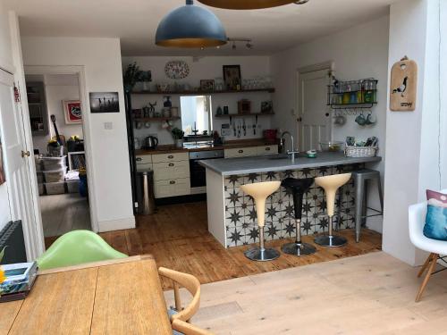 5 Bed House - Sleeps 15 - Pets - Garden - Parking in 金斯布里奇