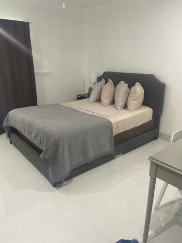 bedroom with sharing bathroom in โบคา เรตัน ซิตี้เซ็นเตอร์
