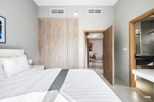 Brand New 1BR with Burj Khalifa & Canal Views - image 8